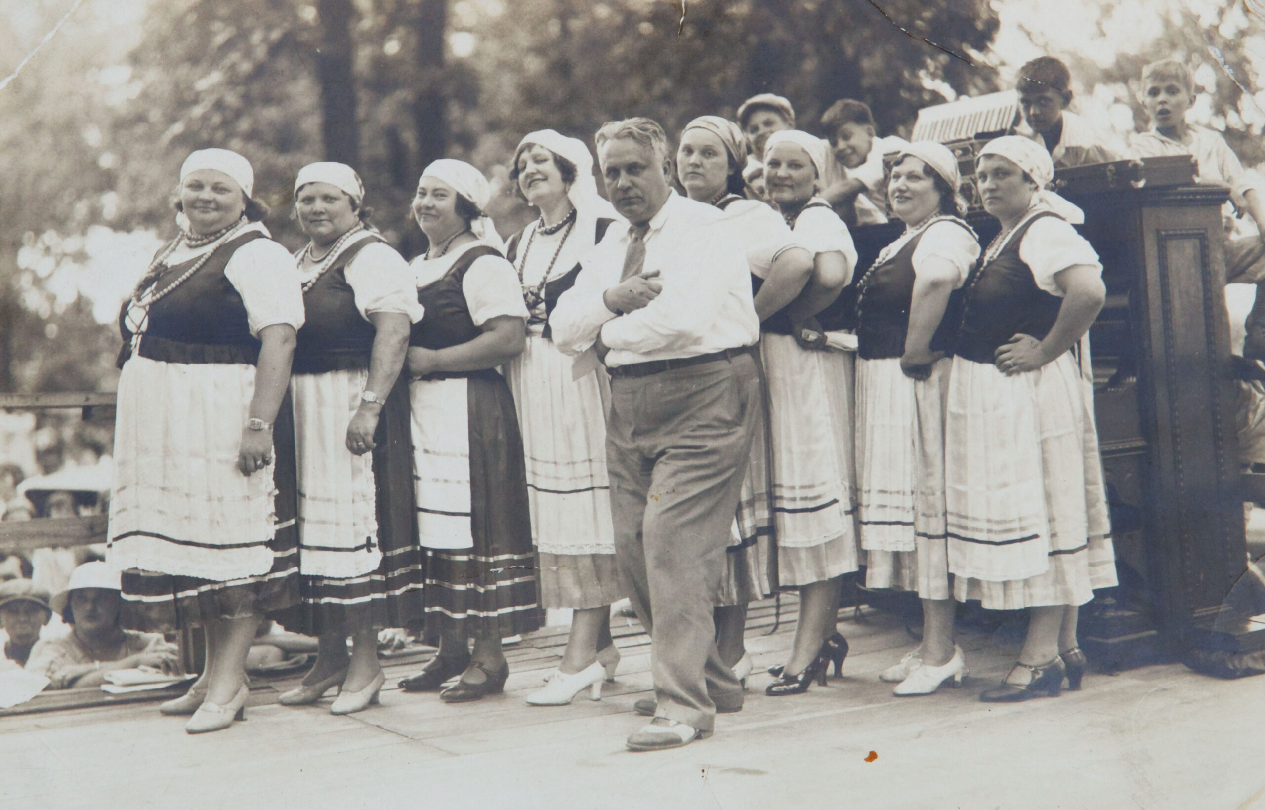Anatanas Vanagaitis and the members of the "Šakar Makar" choir. The "Šakar Makar" translates to "haphazard" or "higgelty-piggelty". Photo donated by Mark Golden.